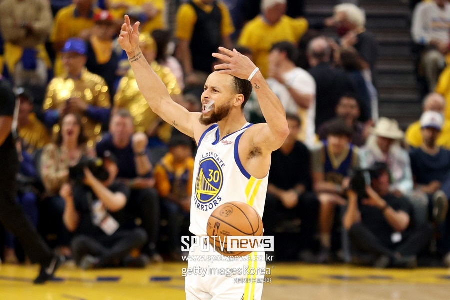 우승까지 1승 남았다…GSW, 커리 부진에도 보스턴 제압