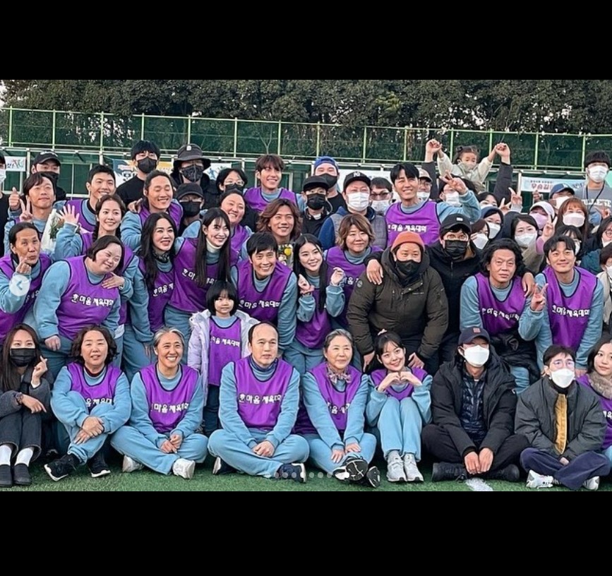 김우빈, ♥신민아 모른척 하느라 힘들었나…등 뒤에 듬직하게 서 있네
