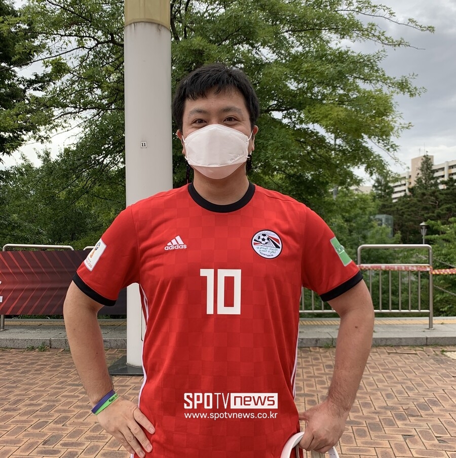 ▲ 모하메드 살라의 이집트 유니폼을 입고 현장을 찾은 장지원 씨 ⓒ곽혜미 기자