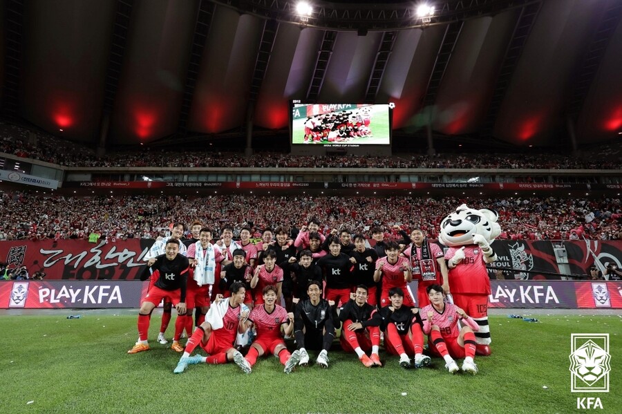 ▲ 이집트전을 4-1로 이긴 벤투호가 경기 후 팬들과 함께 기념 사진을 찍었다. ⓒ대한축구협회
