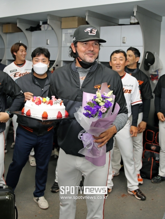 ▲ 지난해 6월 15일 대전 롯데전 3-2 승리 직후 한화 카를로스 수베로 감독(가운데)이 선수단으로부터 생일선물을 받고 활짝 웃고 있다. ⓒ한화 이글스
