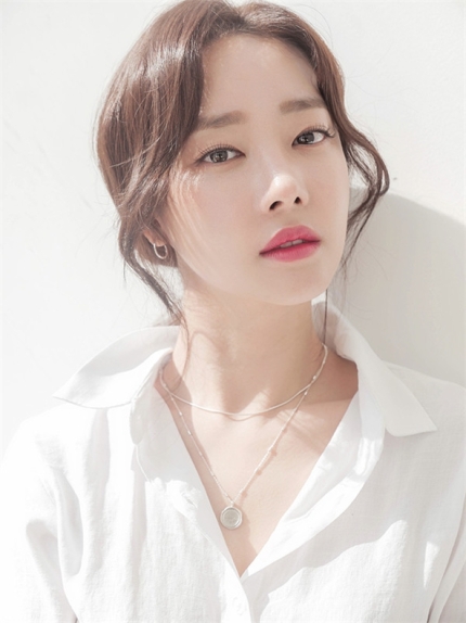 ▲ 연상 사업가와 연애중인 고우리. 제공|이미지나인컴즈