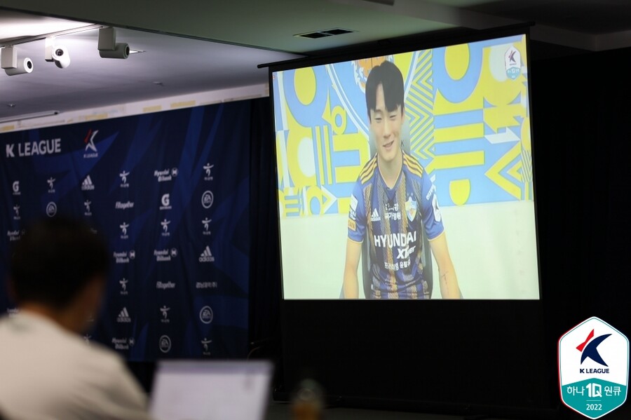 ▲ 16일 신문로 축구회관에서 열린 K리그 재개 화상 미디어데이에서 답변하고 있는 울산 엄원상. ⓒ한국프로축구연맹