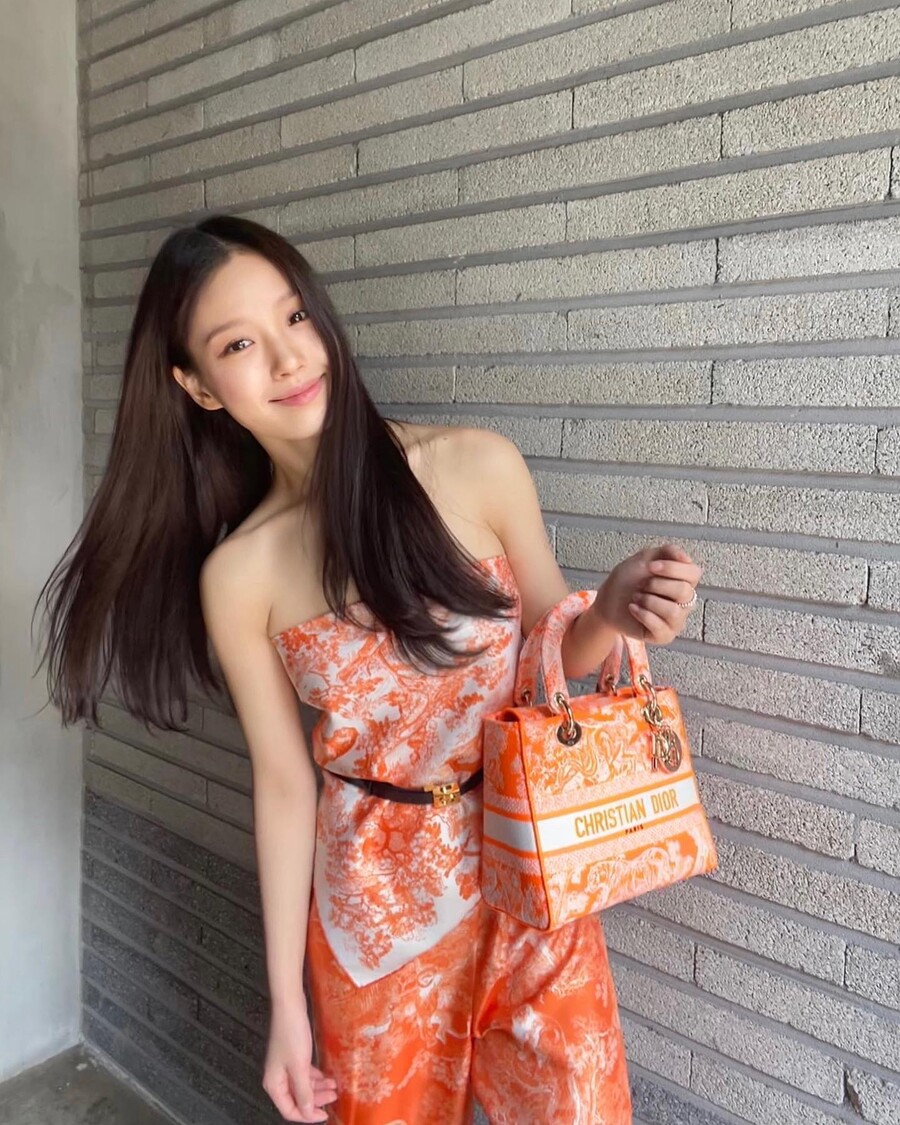고민시, 주황색 깔맞춤이 찰떡이라니…온몸이 D사 명품룩
