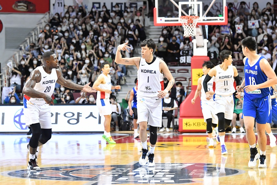 ▲ 3점을 넣고 세리모니를 펼치는 최준용(가운데) ⓒ 대한민국농구협회