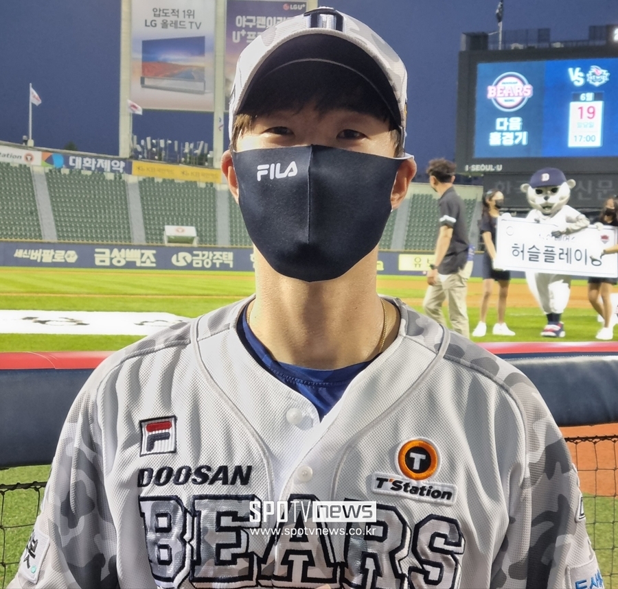 ▲ 인터뷰 중인 두산 베어스 내야수 김재호.ⓒ잠실, 박정현 기자