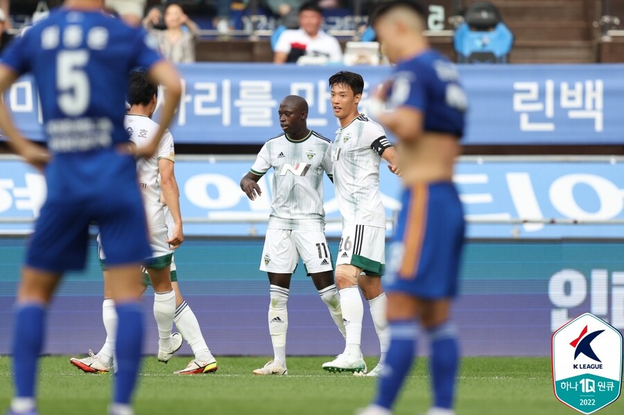 ▲ 전북 현대가 울산 현대에 쿠니모토의 두 골과 바로우의 한 골을 앞세워 승리에 성공했다. ⓒ한국프로축구연맹