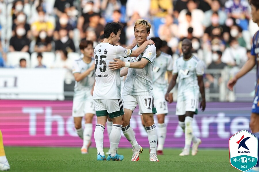 ▲ 전북 현대가 울산 현대에 쿠니모토의 두 골과 바로우의 한 골을 앞세워 승리에 성공했다. ⓒ한국프로축구연맹