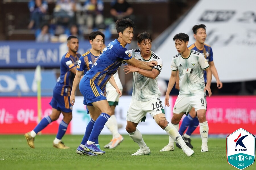 ▲  전북 현대가 울산 현대를 3-1로 이겼다. 양팀은 치열하게 싸웠다.(사진 아래) ⓒ한국프로축구연맹