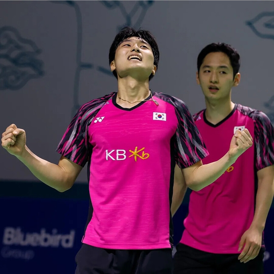 ▲ 2022 BWF 인도네시아 오픈 남자복식 결승 진출을 확정한 뒤 환호하는 김원호(왼쪽)와 최솔규 ⓒBWF 인스타그램 캡처