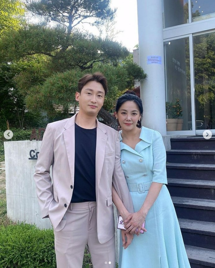 고은아, ♥테니스 코치와 정식 교제하나…팔짱 끼고 초달달 "감사합니다"
