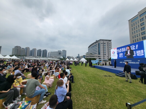 ▲ 용산 대통령실 이전 기념 '집들이' 행사에서 단독으로 축하공연을 펼치고 있는 임형주. 출처|임형주 인스타그램