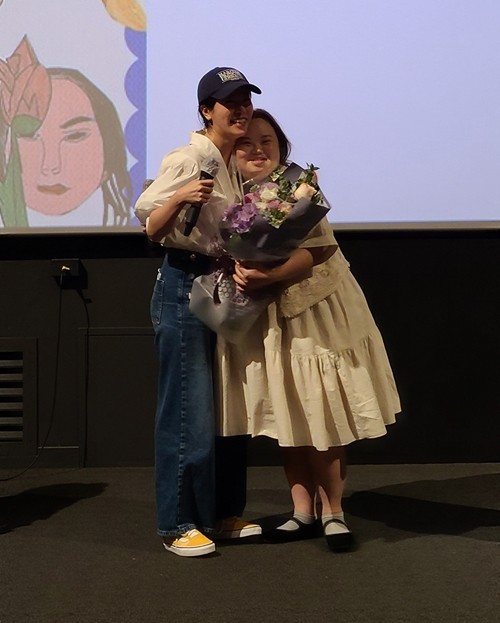 ▲ 니 얼굴 응원에 나선 한지민. 출처ㅣ영화사 진진