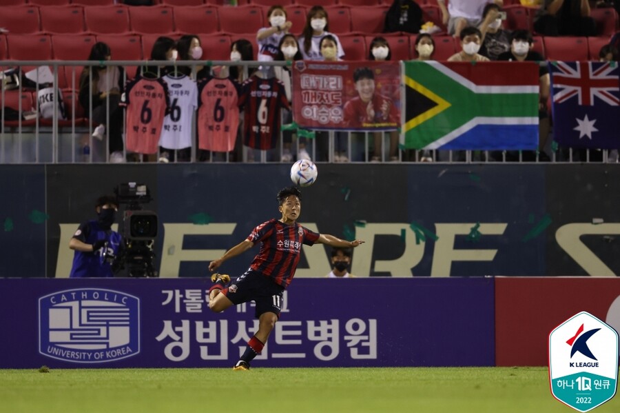 ▲ 환상적인 발리 슈팅으로 선제골을 기록한 이승우. ⓒ한국프로축구연맹