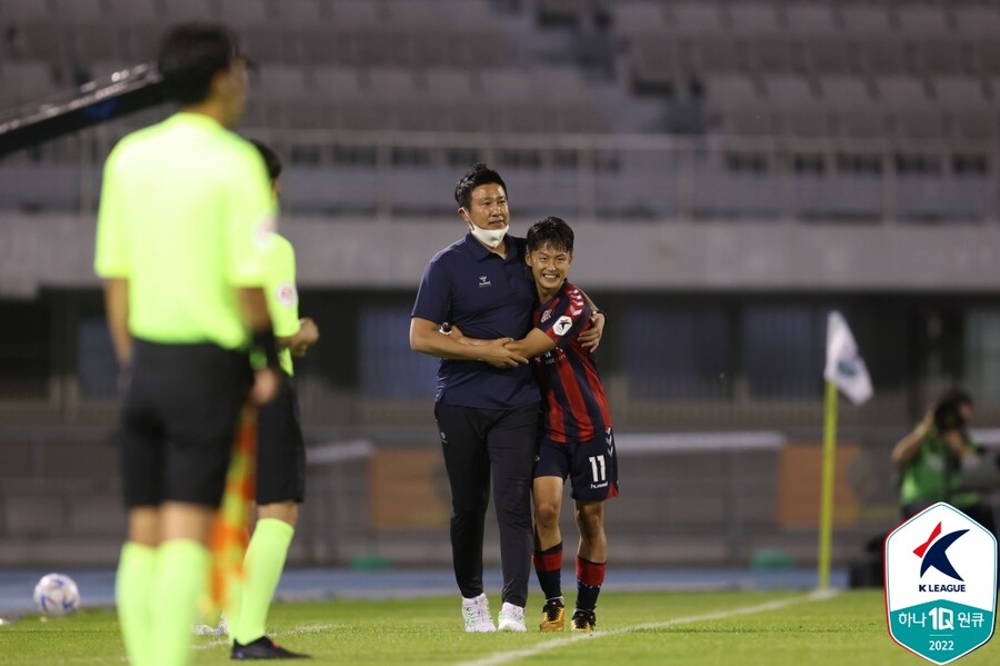 ▲ 득점 후 김도균 수원FC 감독 품에 안긴 이승우. ⓒ한국프로축구연맹
