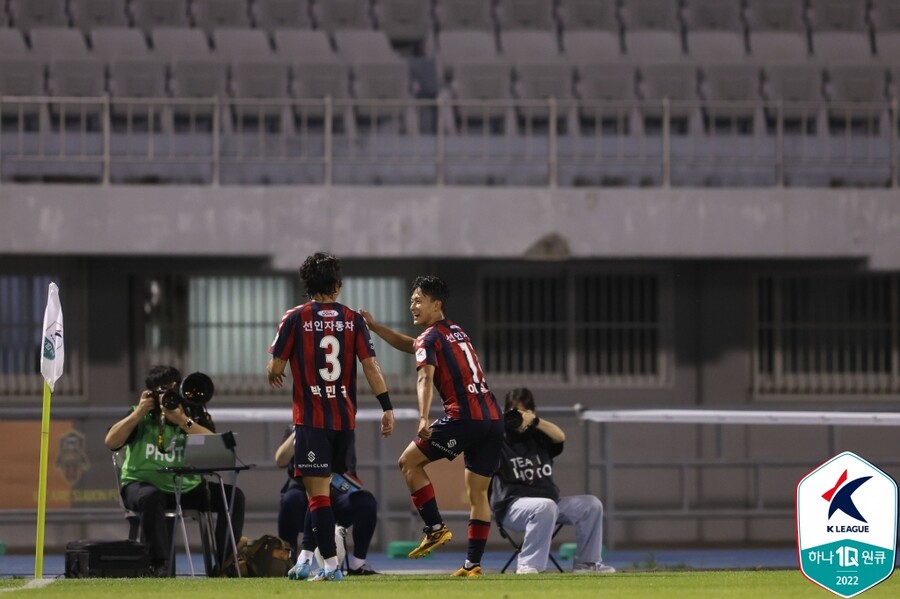 ▲ 흥겨운 세리머니로 경기장 분위기를 끌어올린 이승우. ⓒ한국프로축구연맹