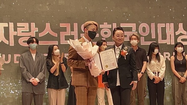 아웃사이더, 폴 포츠와 나란히 수상…대한민국자랑스러운한국인대상