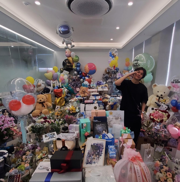 이민호, 이 정도면 생일이 전 세계 명절이네…쏟아지는 선물에 '볼하트'