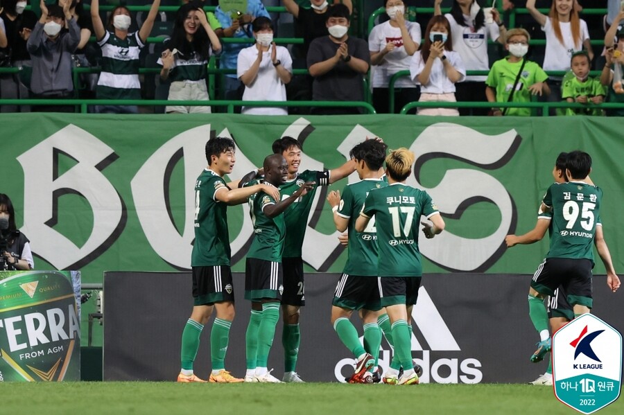 ▲ 전북 현대가 홍정호와 김문환의 골로 수원 삼성을 2-1로 꺾었다. ⓒ한국프로축구연맹