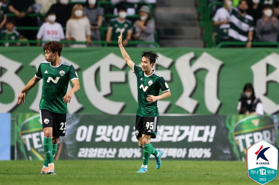 ▲  수원 삼성전에서 결승골을 넣은 전북 현대 김문환(오른쪽) ⓒ한국프로축구연맹