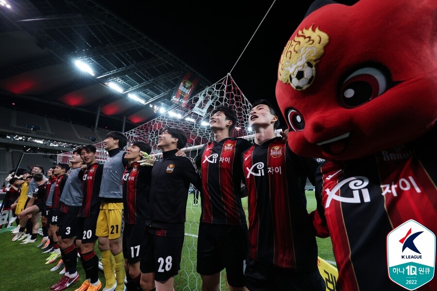 ▲ 지난달 15일 포항스틸러스와 경기가 끝나고 팬들과 기뻐하는 기성용 ⓒ한국프로축구연맹