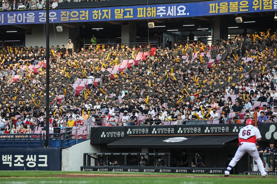 ▲ 광주 기아챔피언스필드를 방문한 군 장병들.ⓒKIA 타이거즈