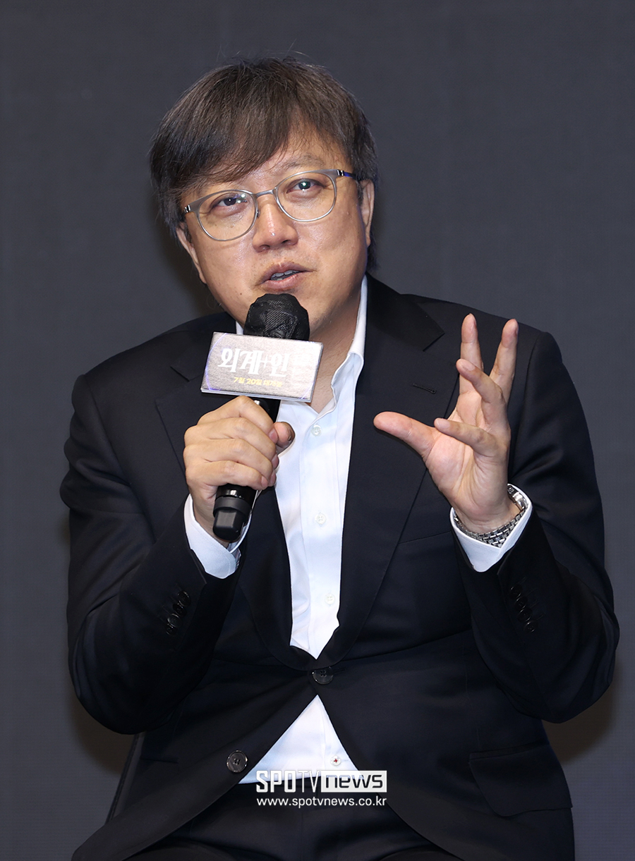 '외계+인' 최동훈 감독 "김우빈 회복 중 출연 의지…작은 캐릭터가 커졌다"