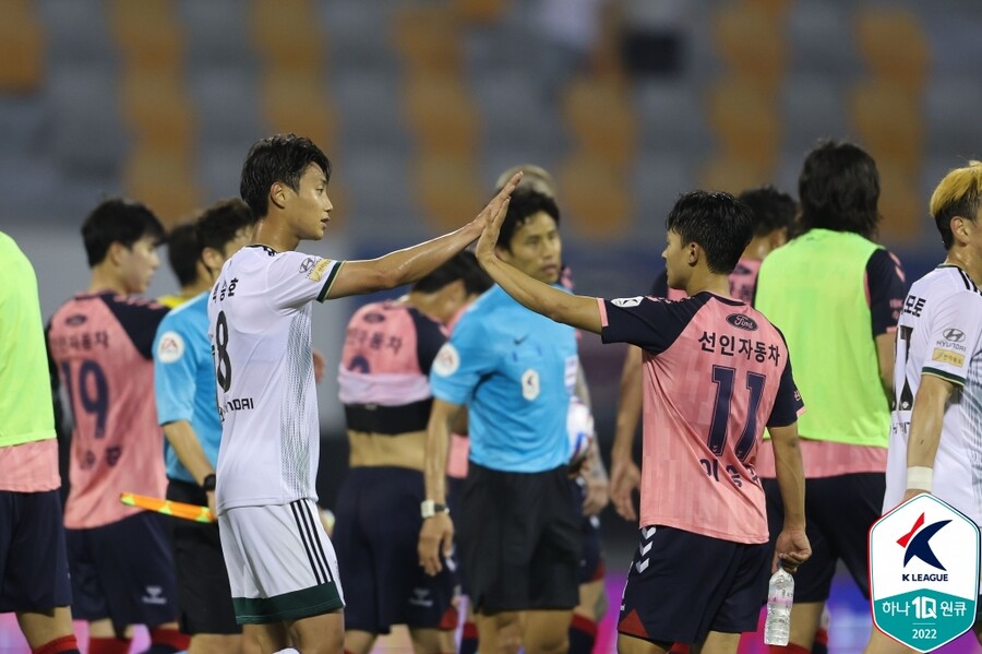 ▲ FC바르셀로나 유스를 누볐던 이승우(오른쪽)와 인사하는 백승호(왼쪽) ⓒ한국프로축구연맹