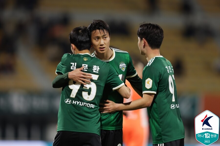 ▲ A대표팀에 같이 갔던 김문환, 김진규를 안고 있는 백승호(가운데) ⓒ한국프로축구연맹