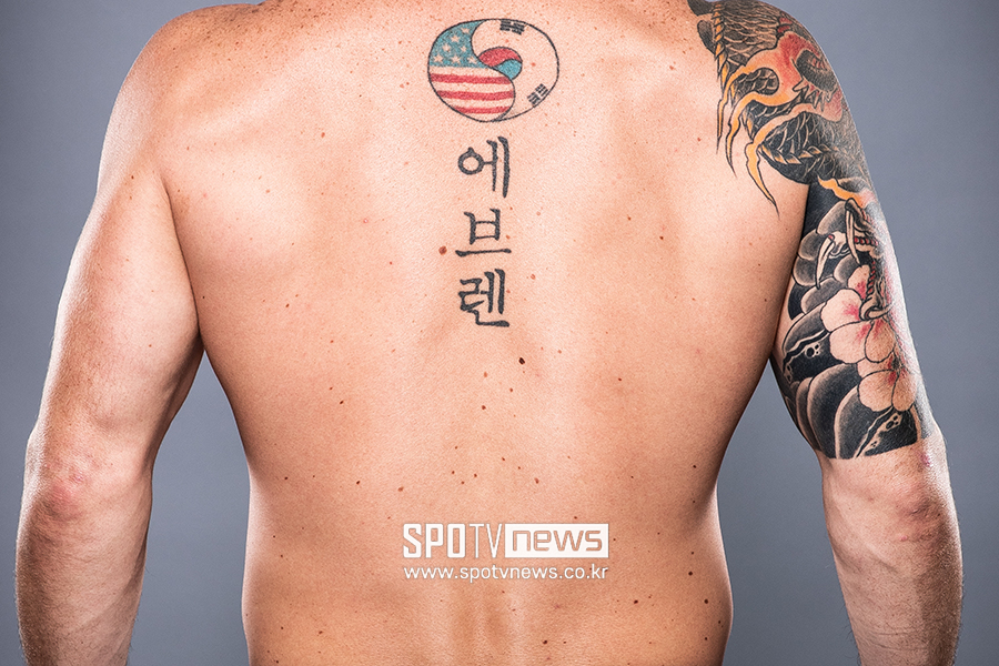 등 뒤에 한글로 이름 새긴 미국 파이터의 정체