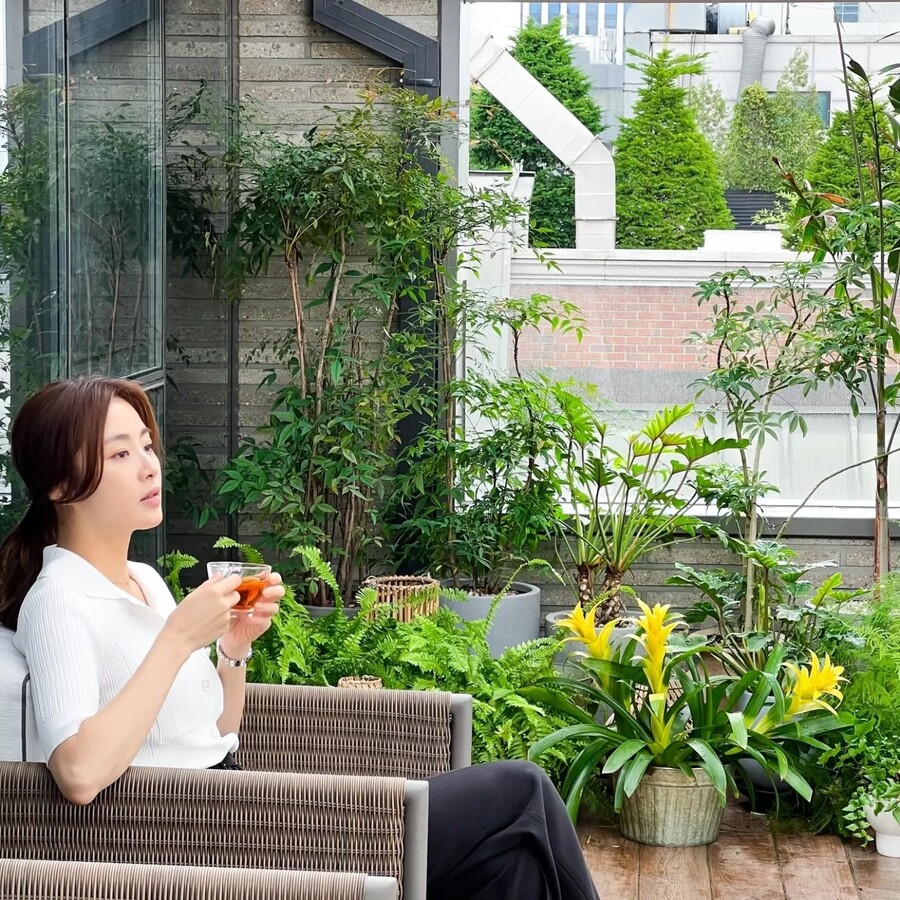 강소라, 한의사 사모님 되고 우아함이 넘치네…힐링은 럭셔리하게