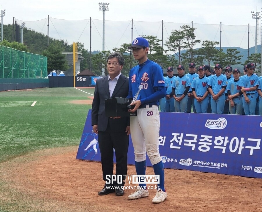 ▲ 덕수중 김명규가 24일 제69회 전국중학야구선수권대회에서 우승을 이끈 뒤 수훈상을 받고 있다. 키 186cm의 장신이다. ⓒ덕수중 제공