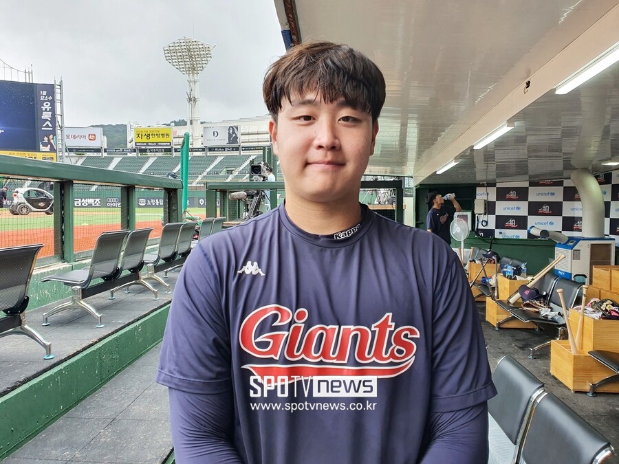 ▲ 롯데 신인 우완투수 진승현이 25일 사직 키움전을 앞두고 1군으로 콜업된 뒤 밝게 웃고 있다. ⓒ사직, 고봉준 기자