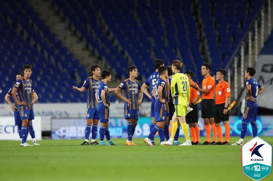 ▲ 울산 현대 선수단이 26일 성남FC전이 끝나고 심판진에게 항의를 하고 있다 ⓒ한국프로축구연맹