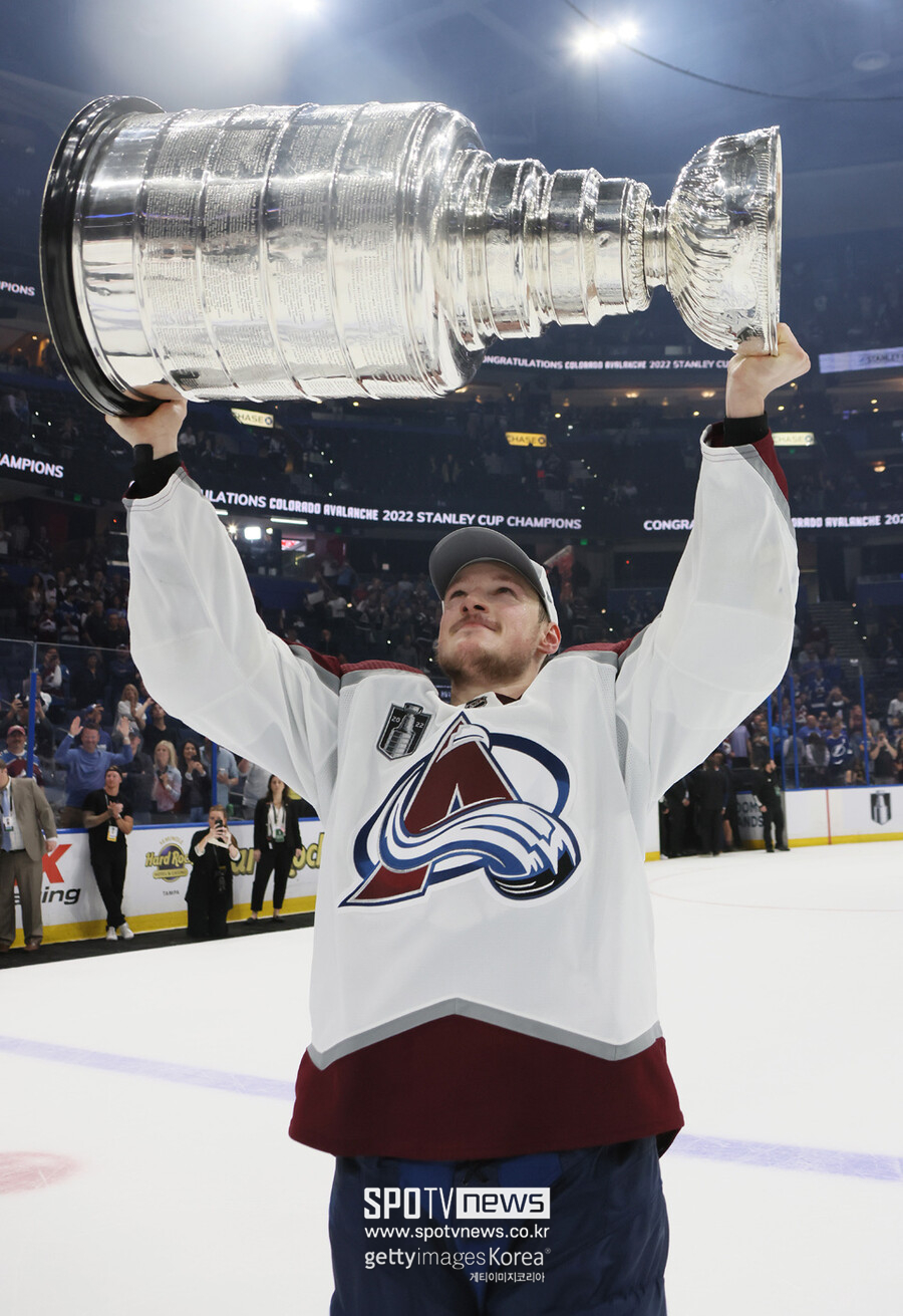 ▲ 2021~2022 NHL 스탠리컵 MVP로 선정된 콜로라도의 수비수 케일 마카