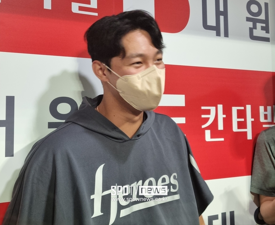 ▲ 인터뷰 중인 키움 히어로즈 투수 안우진.ⓒ고척, 박정현 기자