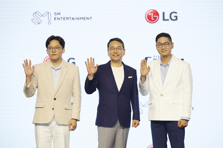 ▲ SM 이성수 대표, LG전자 조주완 사장, SM 탁영준 대표(왼쪽). 제공| SM엔터테인먼트