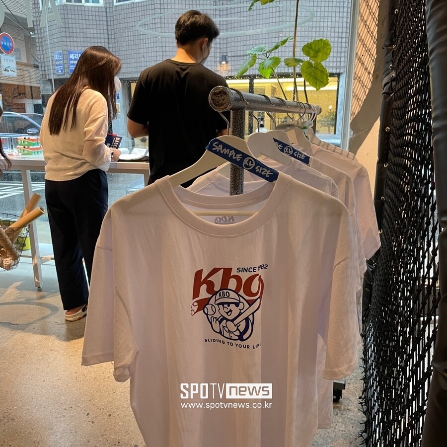 ▲ KBO가 조인혁 디자이너와 컬래버레이션으로 제작한 티셔츠. ⓒ 신원철 기자