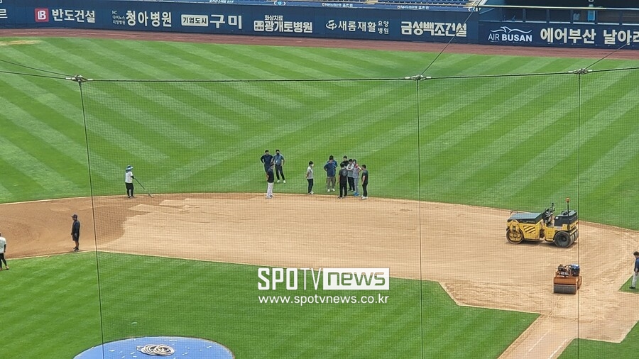 ▲ 김용희 감독관을 포함한 관계자들이 모여서 이야기를 나누고 있다. ⓒ 창원, 박성윤 기자