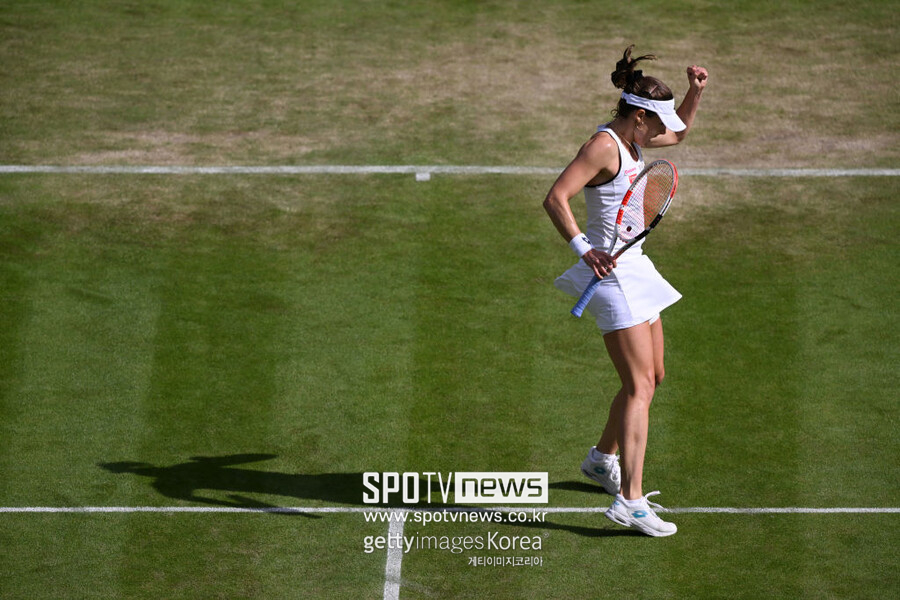 ▲ 이가 시비옹테크와 맞붙은 2022년 윔블던 여자 단식 3회전에서 득점을 올린 뒤 환호하는 알리제 코르네