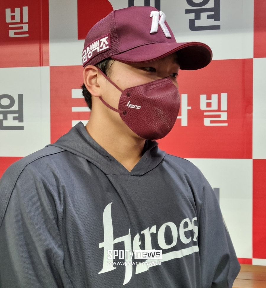 ▲ 인터뷰 중인 키움 히어로즈 투수 이승호.ⓒ고척, 박정현 기자