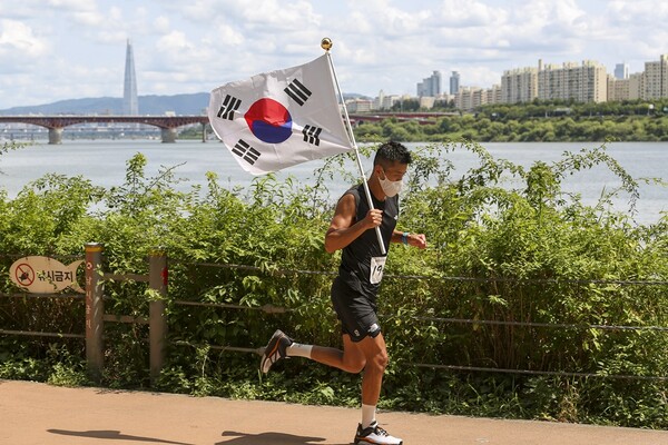 ▲ 독립유공자 후손들의 보금자리 마련을 위해 '815런'을 진행하는 션. 제공|YG엔터테인먼트