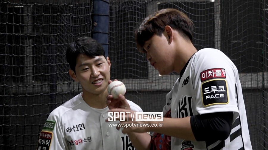▲ kt 소형준(오른쪽)이 6월 22일 수원 NC전을 앞두고 이날 시구자로 나오는 축구선수 이강인에게 공 던지는 법을 설명하고 있다. ⓒkt 위즈