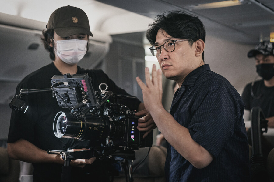 ▲ 한재림 감독(왼쪽). 영화 '시상선언' 현장 스틸. 제공|쇼박스