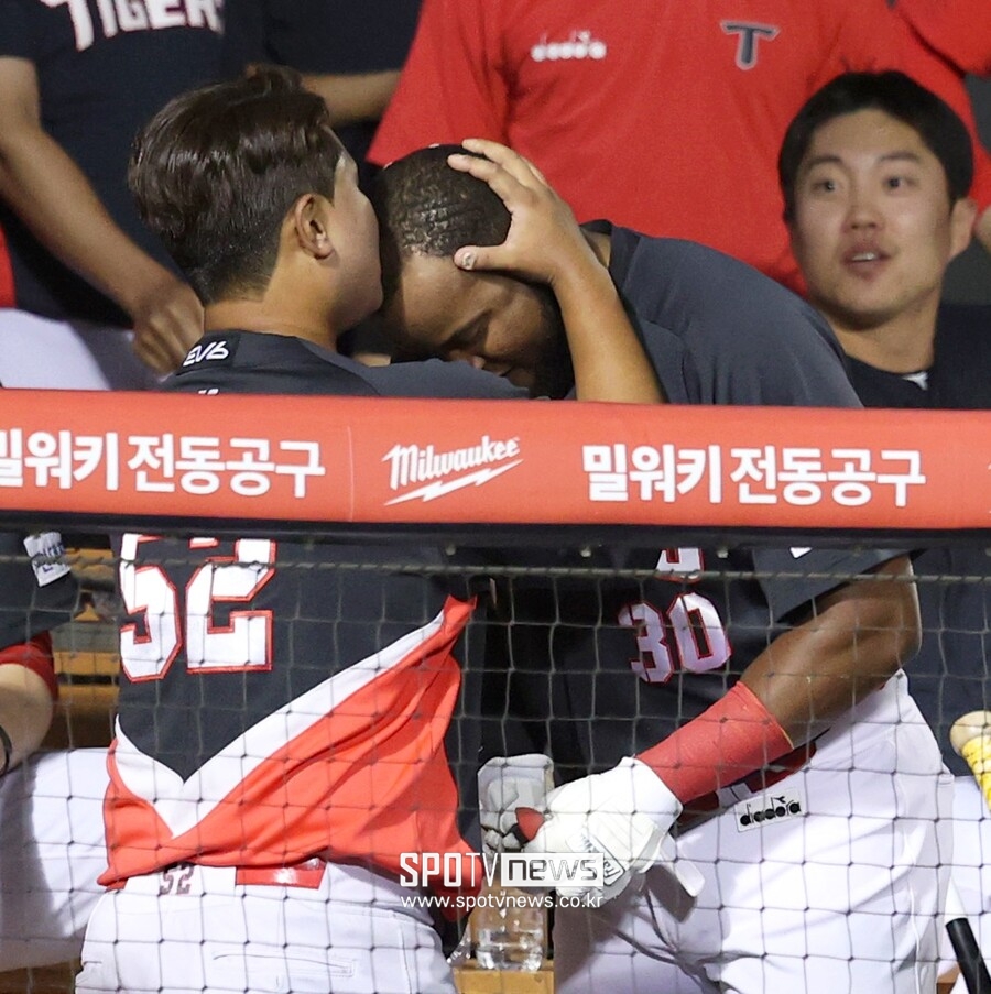 ▲ KIA 황대인(왼쪽)이 5월 31일 잠실 두산전에서 소크라테스 브리토에게 이마 뽀뽀를 하고 있다. ⓒ곽혜미 기자