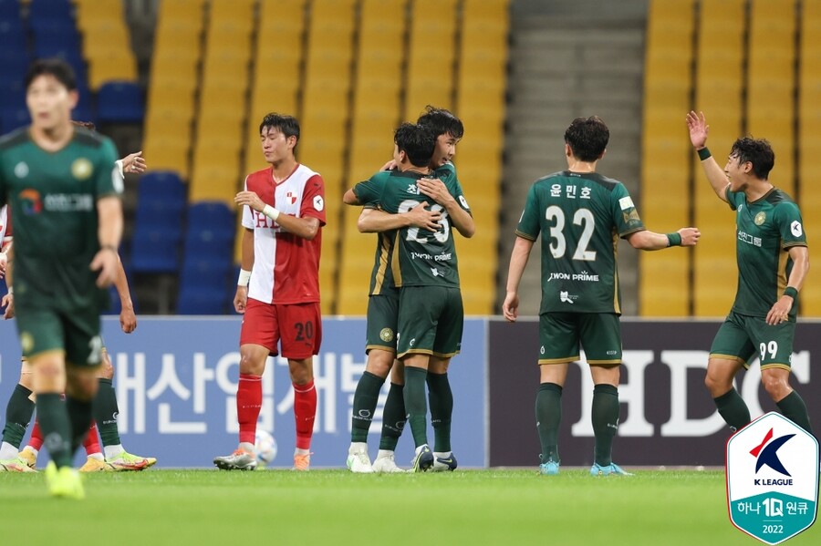 '8분 만에 3골' 김포, '라마스 데뷔전' 부산에 3-0 완승…5경기 무패