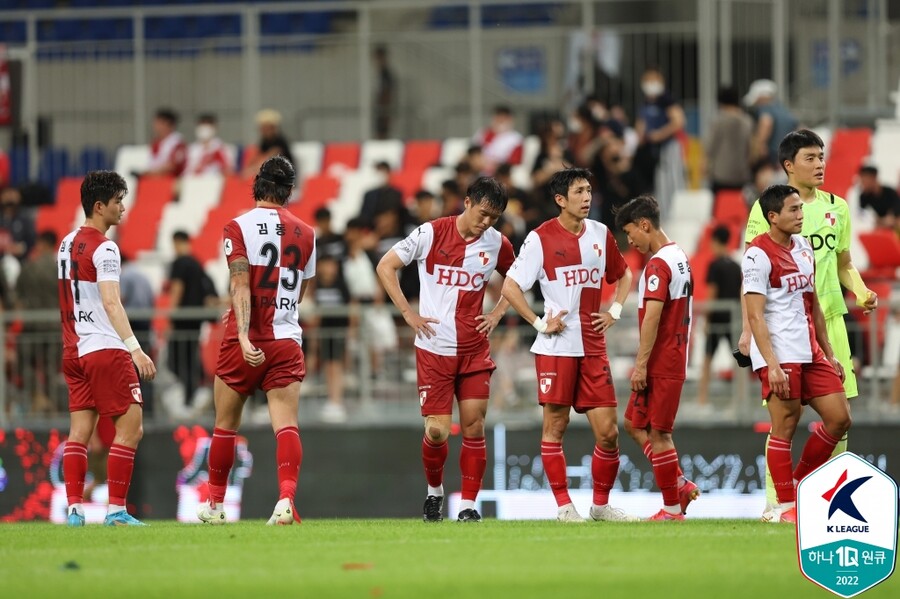 ▲ 부산 아이파크가 6일 홈 구장에서 김포FC에 완패로 고개를 떨궜다 ⓒ한국프로축구연맹