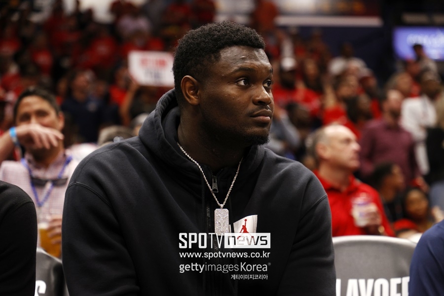 ▲ 자이언 윌리엄슨은 NBA 데뷔 후 벤치에서 경기를 보는 숫자가 많았다. 최고가 되기 위해선 먼저 '유리몸'이라는 꼬리표를 지워야한다.
