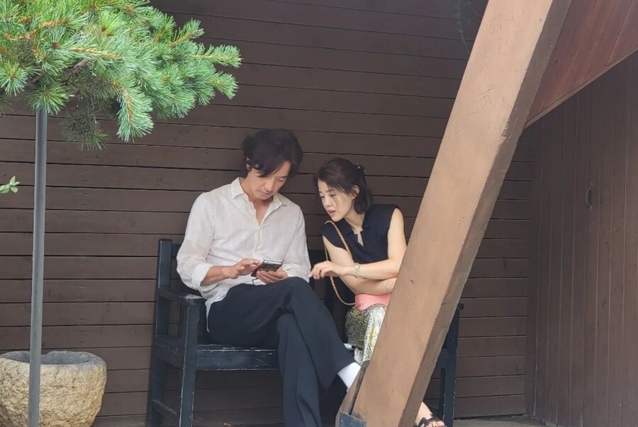 정준호♥이하정, 영화 같은 평일 데이트…4살 딸이 찍어줬나