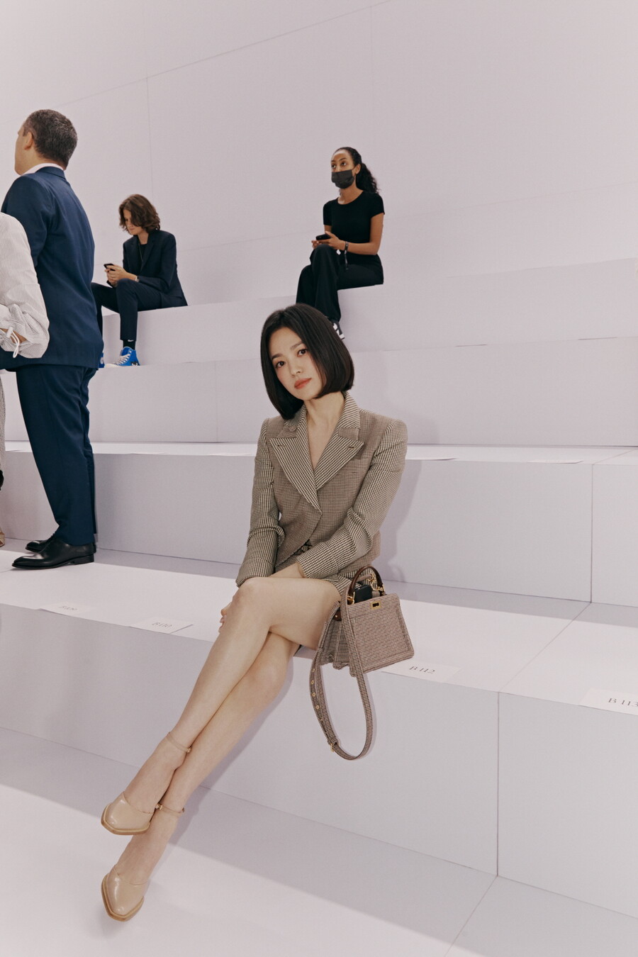 송혜교, 미모도 모자라 다리라인까지 압도해 버리네…가냘프다 못해 부러지겠어